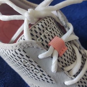 6 W never worn Croc tennis shoe